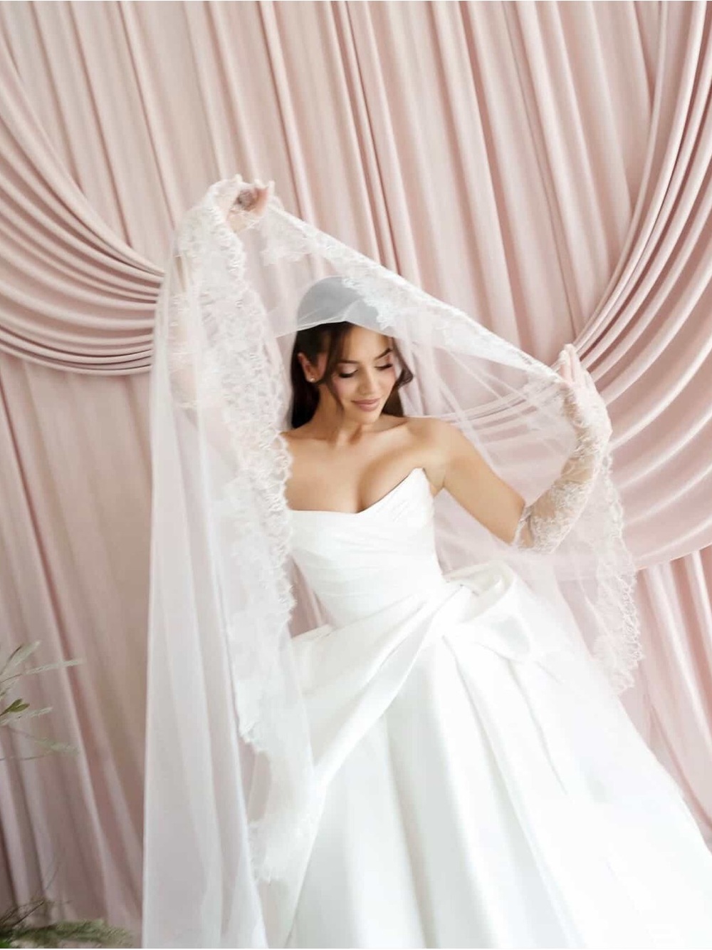Elegant White Strapless Ball Gown Wedding Dress with Lace Veil